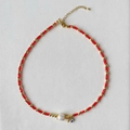 Détail du collier de perles rouges avec billes dorées 18k, perle baroque et œil bleu - Perle Cube Rouge (SJX220010C)