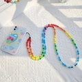 Detalle de una correa de cuentas de colores degradados en una funda con diseño floral - Cadena de Bandolera Larga Arcoíris (SZ-A220001L)