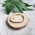 Gedetailleerd beeld van handgemaakte geweven boho-armband met oranje en grijze koorden - Oranje Grijs Beige Gemengd Geweven Stijl (KZ-0072)