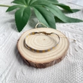 Détail du bracelet tressé jaune et gris avec nœud ajustable sur fond de bois naturel - Style Rayé Jaune Vif Gris (KZ-0075)