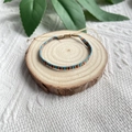 Détail d'un bracelet bohème fait main avec motifs colorés et curseur réglable pratique - Style Rayé Bleu Jaune Rouge (KZ-0078)