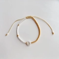 Macrodetail van Franse stijl kralenarmband met witte rijstkralen en gouden accenten - Letter B (BLS220006B)