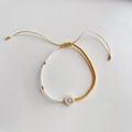 Detailopname van de verstelbare gouden kralenarmband met letter G bedelaccent - Letter G (BLS220006G)
