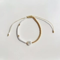 Handgemaakte kralenarmband met witte parels, gouden kralen en een H-letter bedeltje - Letter H (BLS220006H)