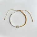 Detail van kralenarmband met gouden kralen en verstelbaar koord met de letter K erop - Letter K (BLS220006K)