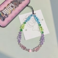 Gros plan d'une dragonne de téléphone en perles acryliques dégradées avec pendentifs - Style Dégradé Multicolore (SJ-A220014J)