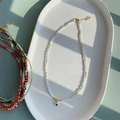 Detail van kleurrijke kralenkettingen met boze oog-hanger, karabijnsluiting en verlengketting - Witte Kralen Blauw Boze Oog Hanger (SJX220013C)