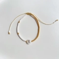 Verstelbare kralenarmband met gouden kralen, schelpletter X en gevlochten koord - Letter X (BLS220006X)