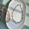 Boheemse kralenketting met zwarte sterhanger en kleurrijke kristalaccenten op een blad - Zwarte Kralen Zwarte Ster Hanger (SJX220013F)