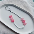 Handmade beaded phone strap with white seed beads and pink acrylic hearts on ceramic tray - White And Pink Hearts Style (SZ-A230010A)