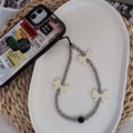 Dettaglio del cinturino per cellulare fatto a mano con perline argentate e fiocchi crema - Fiocco Bianco Sporco (SZ-A230024B)