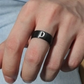 Detalle de anillo de sello de 8mm en acero inoxidable negro mate con una letra D plateada - Talla 6 / Estilo Letra D (M566-D)