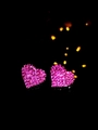 Dettaglio degli orecchini a cuore con cristalli rosa scintillanti e finitura di lusso - Cuore Oro Con Strass Rosa Viola (DTE1216159GL-FU)