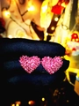 Dettaglio ravvicinato di orecchini a lobo a forma di cuore con strass rosa scintillanti - Cuore Argento Con Strass Rosa Pesca (DTE1216159S-FU)
