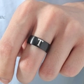 Primer plano de un anillo para hombre en acero negro mate con una letra T plateada grabada - Talla 6 / Estilo Letra T (M566-T)
