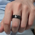Anillo de acero inoxidable negro mate con grabado de letra V plateada en el dedo medio - Talla 6 / Estilo Letra V (M566-V)