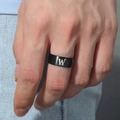 Anillo clásico de hombre 8mm en acero inoxidable negro con grabado de la letra W - Talla 6 / Estilo Letra W (M566-W)