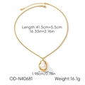 Dettaglio macro della collana a catena dorata con pendente in perla barocca su fondo bianco - Collana a Catena Corda con Perla Barocca Artificiale (OD-N40681) / Oro