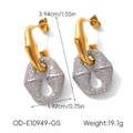Detalle de dimensiones y vista macro de los pendientes de aro dorados con cristales pavé - Pendientes de Herradura Bicolores con Strass (OD-E10949-GS)