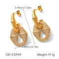 Detalle de pendientes colgantes dorados con circonitas engastadas y ganchos de metal lisos - Pendientes Colgantes Ovalados Dorados (OD-E10949)