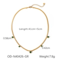 Detail van de 41 cm gouden slangenketting met vijf groene zirkonia bedeltjes en verlengstuk - Groene Zirkonia Kwastje Ketting (OD-N40426-GR)
