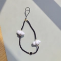 Détail du cordon de téléphone perlé avec perles noires mates et breloques nuages blancs - Style Nuage Perles Noires Mates (SZ-A220004C)
