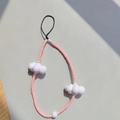 Détail d'une dragonne de téléphone en perles roses et blanches avec charmes nuages 3D - Style Nuage Rose et Blanc (SZ-A220004D)
