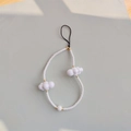 Détail de la dragonne de téléphone en perles blanches avec nuages et perles dorées - Style Nuage Perles de Rocaille Blanc Pur (SZ-A220004B)
