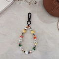 Détail de perles champignons colorées et perles baroques sur un porte-clés artisanal vibrant - Style Champignon Rouge et Jaune (YS-A230008B)