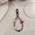 Detalle de cuentas de colores con rayas y corazones de acrílico en un llavero de cuentas - Estilo de Cuentas de Corazón de Rayas Arcoiris (YS-A230012B)