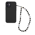 Detail van de zwart-wit gefacetteerde kralen polsband aan een mat iPhone-hoesje - Zwart en wit gemengd