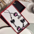 Detalle del colgante para móvil de cuentas con lazo y corazón pixel en caja roja - Corazón Pixel Negro Blanco Rosa Lazo (SZ-A240005C)
