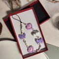 Detail von lila Pixel-Herz und Schleife Perlen an einem handgefertigten Handyband - Lila Pixel Herz Schleife (SZ-A240005E)