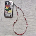 Dettaglio del cinturino per cellulare con perle barocche e rosse su custodia retro - Cinturino Cellulare Perla Cristallo Rosso (SJ-A210003D)