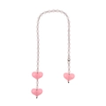 Dettaglio di ciondolo fatto a mano con perle in acrilico rosa, perline in metallo e cuori - Ys-a240035a