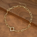 Macro detail van de gouden schakelketting met vierkante hanger bezet met zirkonia steentjes - Vierkante Hanger Stijl (NE2599-A)