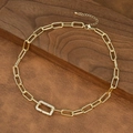 Detail van gouden paperclip ketting met een rechthoekige sluiting bezet met kristallen - Rechthoekige Sluiting Hanger Stijl (NE2599-B)