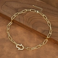 Detail van gouden paperclip ketting met een met diamant gezette Hamsa hand hanger - Hamsa Hand Hanger Stijl (NE2599-C)