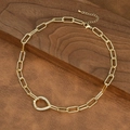 Macro detail van gouden paperclip ketting met een met kristallen ingelegde druppel hanger - Traanvormige Sluiting Stijl (NE2599-D)