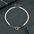 Detail van zoetwaterparelketting met zwarte onyx en gouden vloeibare metalen sluiting - Schelp Parel Ketting