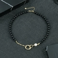 Détail du collier d'onyx noir avec perle blanche et fermoir doré ajustable de luxe - Collier en agate noire