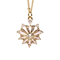 Dettaglio della collana con ciondolo a sole dorato con smalto bianco e zirconi lucidi - Bianco