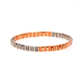 Dettaglio del bracciale elastico con perline Tila in smalto arancione e metallo dorato - Tonalità Arancio Grigio Oro (BR1039-G)