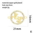 Vue macro du pendentif MAMA en cuivre plaqué or 18 carats avec oxydes de zirconium - Style Incrusté Creux Mama Papillon Rond (P00598-E)