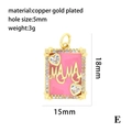 Détail macro du pendentif cœur MAMA en émail rose et cuivre plaqué or, taille 18x15mm - Pendentif Rectangle Rose MAMA