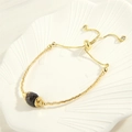 Détail du bracelet réglable plaqué or 18K avec chaîne gourmette et gemme brune facettée - Style Grenat (BR1694)