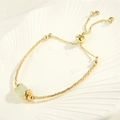Detail eines 18K vergoldeten Armbands mit grünem Stein und verstellbarem Verschluss - Prehnit-Stil (BR1694) / Prehnit-Stil (BR1694)