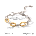 Detail van de tweekleurige titanium armband met zilveren en gouden ovalen schakels - Tweekleurige Gehamerde Ovalen Armband (OD-B20230) / Goud en Zilver Tweekleurig