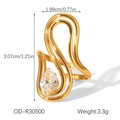 Detail van een abstracte 18k roestvrijstalen ring met een traanvormige zirkoon - Waterdruppel Zirkoon Ingelegde Stijl (OD-R30500)