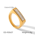 Détail d'une bague en acier doré ornée de cinq zircons carrés sertis en rail - US 7 / Rangée de Strass (OD-R30637)
